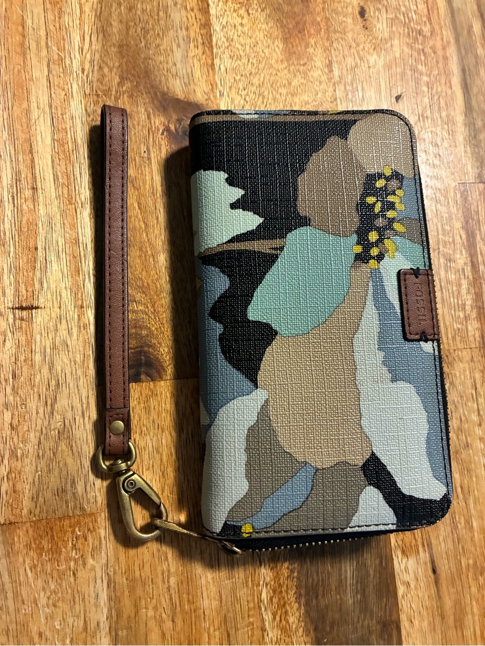Fossil wallet with lanyard